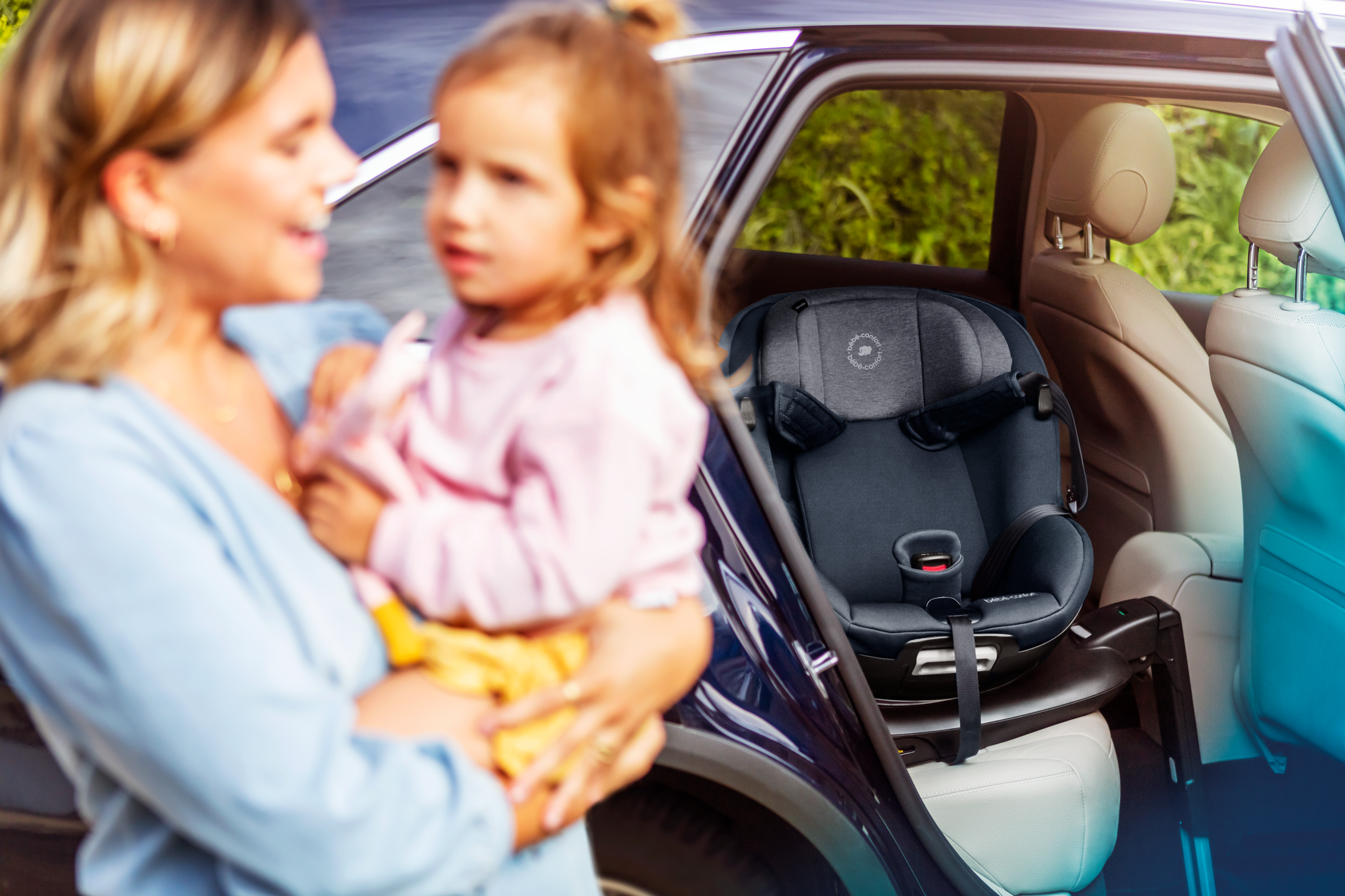 BBC8511_2020_Bebeconfort_carseat_Mica_Lifestyle_Summer_momcuddlingwithtoddlerseatinbackground2_Landscape_RGB BBC8511_2020_Bebeconfort_carseat_Mica_Lifestyle_Summer_momcuddlingwithtoddlerseatinbackground2_Landscape_RGB